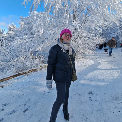 Maria Künstlerin im winterlichen Wald